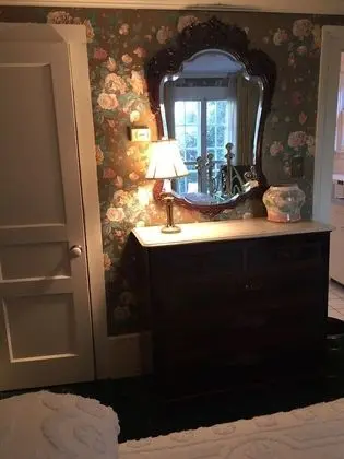1 Queen Bed