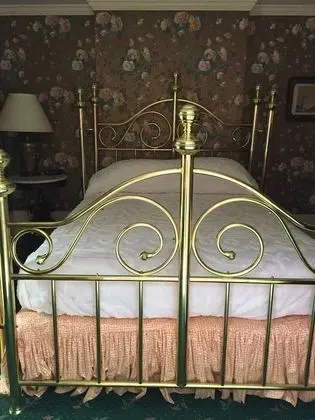 1 Queen Bed