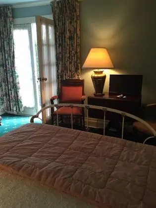 1 Queen Bed