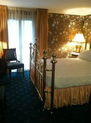 1 Queen Bed