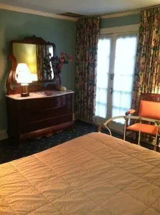 1 Queen Bed