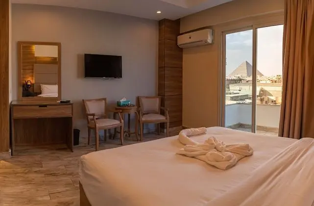 Single Room with Balcony, Pyramids view