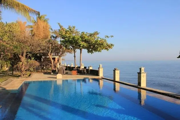 5 Bedrooms Villa with Private Pool