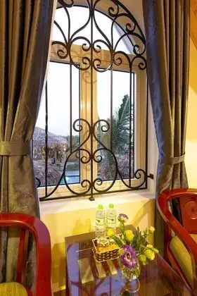 Superior Tek Büyük Yataklı Oda, Havuz Manzaralı