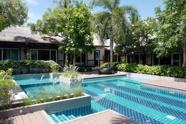 Deluxe Swimming Pool