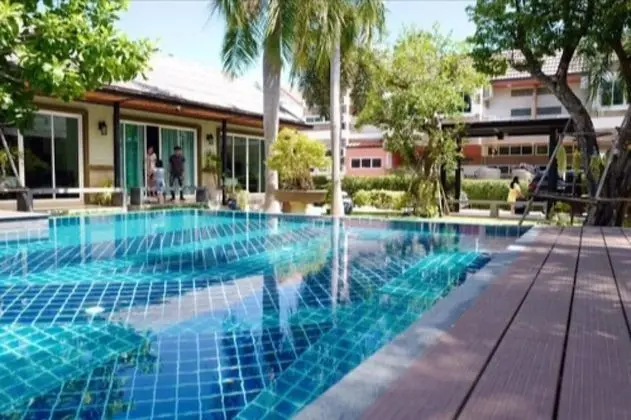 Deluxe Swimming Pool