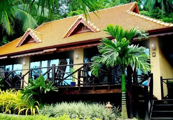 Bay View cottage with balcony