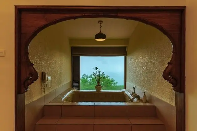 Suite room with open bath tub (jai Jui)
