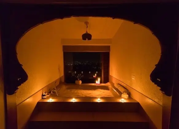 Suite room with open bath tub (jai Jui)
