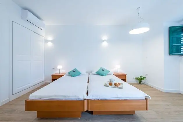 Villa (Six Bedroom Villa with Terrace and Sw)