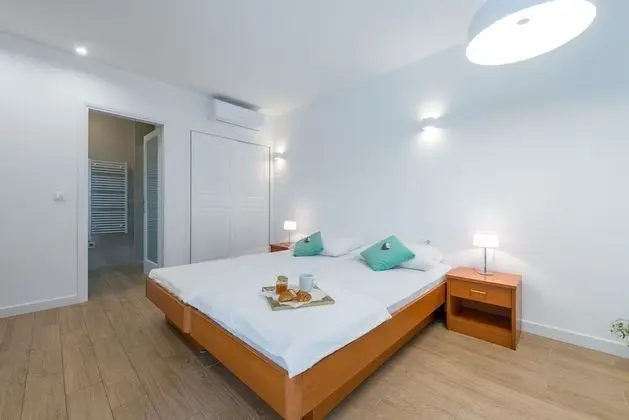 Villa (Six Bedroom Villa with Terrace and Sw)