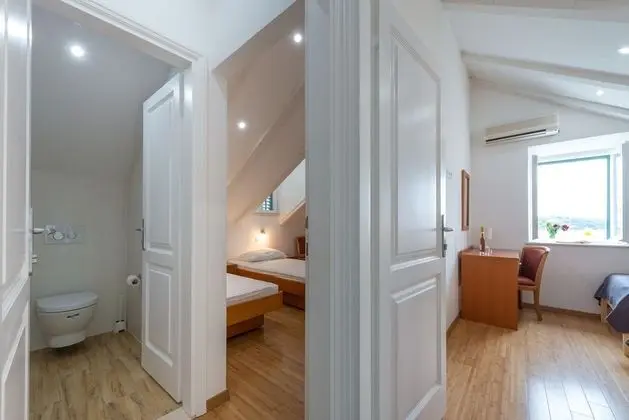 Villa (Six Bedroom Villa with Terrace and Sw)