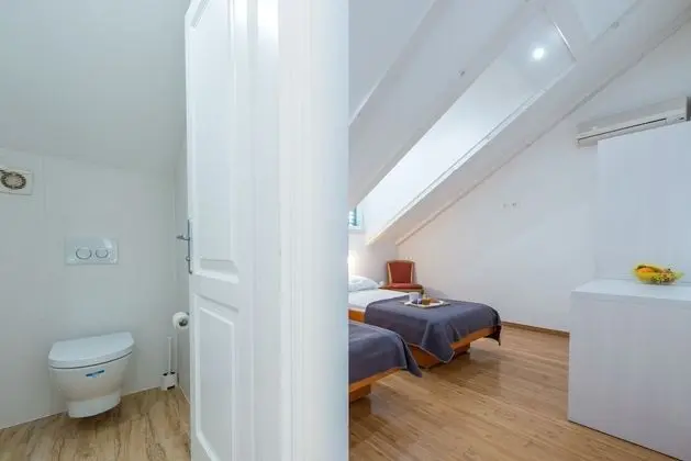 Villa (Six Bedroom Villa with Terrace and Sw)