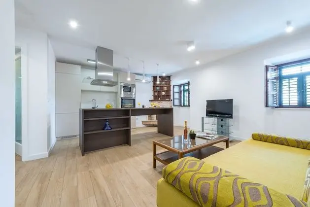 Villa (Six Bedroom Villa with Terrace and Sw)