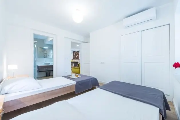 Villa (Six Bedroom Villa with Terrace and Sw)