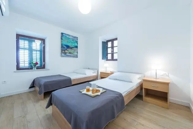 Villa (Six Bedroom Villa with Terrace and Sw)