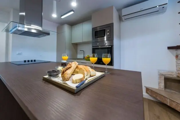 Villa (Six Bedroom Villa with Terrace and Sw)