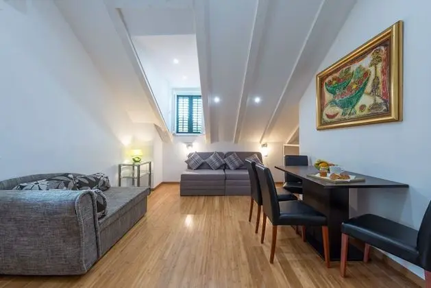 Villa (Six Bedroom Villa with Terrace and Sw)