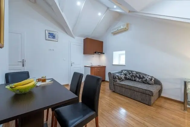 Villa (Six Bedroom Villa with Terrace and Sw)