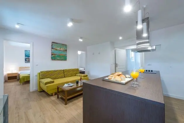 Villa (Six Bedroom Villa with Terrace and Sw)