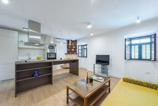 Villa (Six Bedroom Villa with Terrace and Sw)