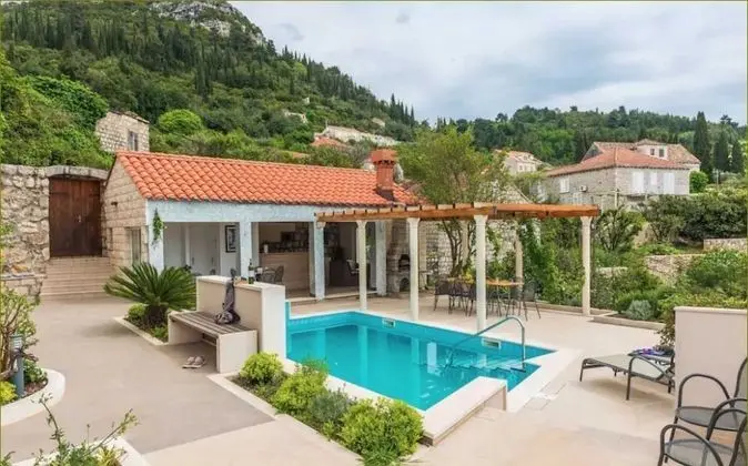 Villa (Six Bedroom Villa with Terrace and Sw)