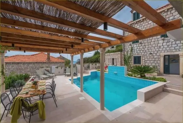 Villa (Six Bedroom Villa with Terrace and Sw)