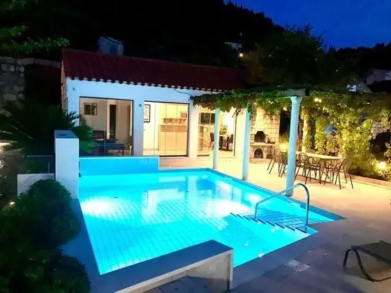 Villa (Six Bedroom Villa with Terrace and Sw)