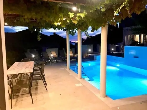 Villa (Six Bedroom Villa with Terrace and Sw)