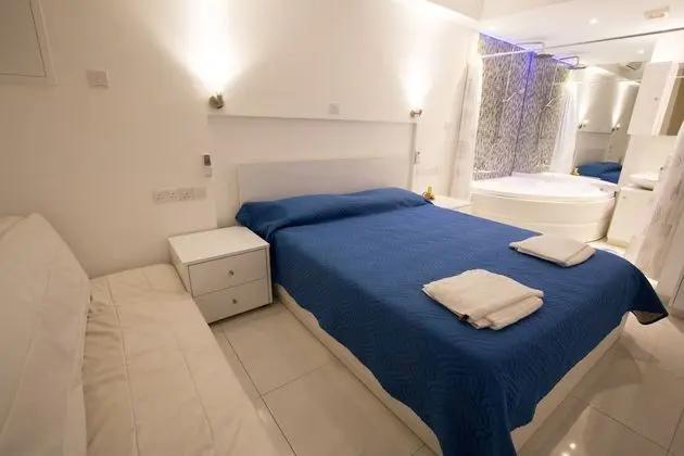 Romantic Stüdyo, 1 Büyük (Queen) Boy Yatak, Sıcak Su Küveti (1)