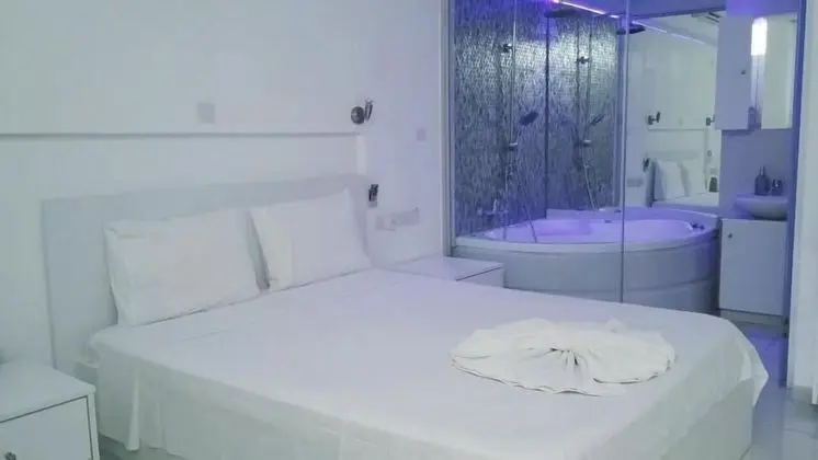 Romantic Stüdyo, 1 Büyük (Queen) Boy Yatak, Sıcak Su Küveti (1)