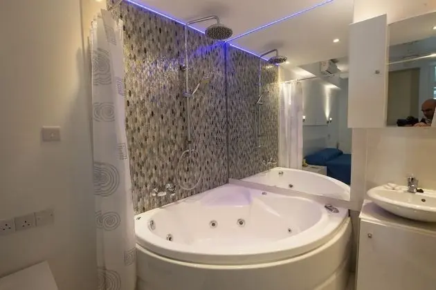 Romantic Stüdyo, 1 Büyük (Queen) Boy Yatak, Sıcak Su Küveti (1)
