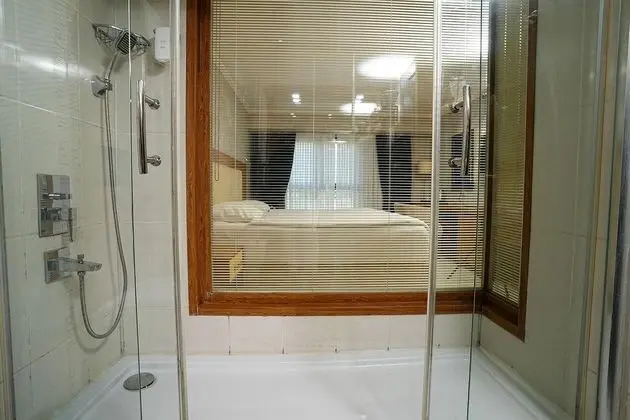 Çift Kişilik, Şehir Manzaralı