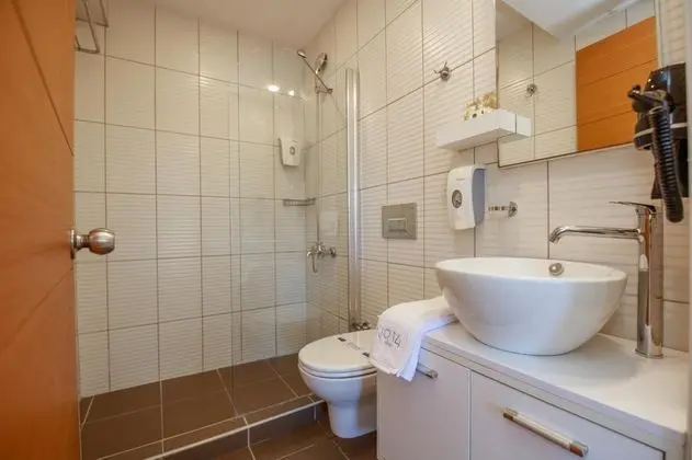 Comfort Oda, Dağ veya Havuz Manzaralı, 2. Kat Balkonlu