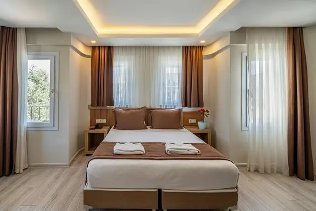 Comfort Oda, Dağ veya Havuz Manzaralı, 2. Kat Balkonlu