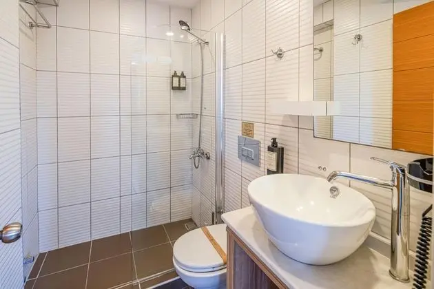 Comfort Oda, Dağ veya Havuz Manzaralı, 2. Kat Balkonlu