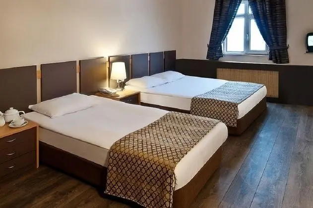 Üç Kişilik Oda