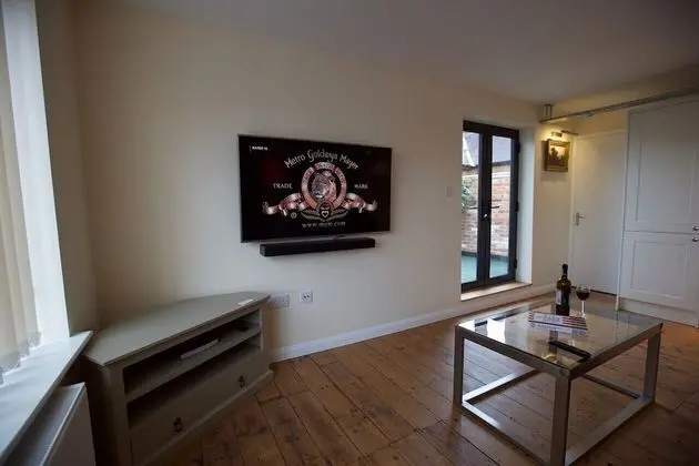Spacious Serviced Apartment with Roof Top Terrace Near The Waterfront, Ipswich