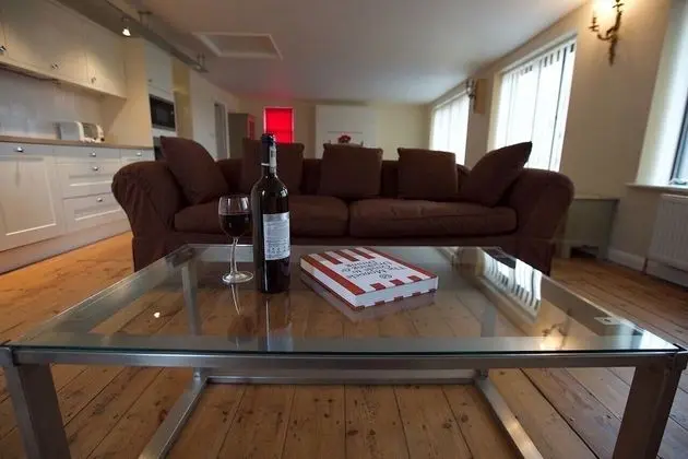 Spacious Serviced Apartment with Roof Top Terrace Near The Waterfront, Ipswich