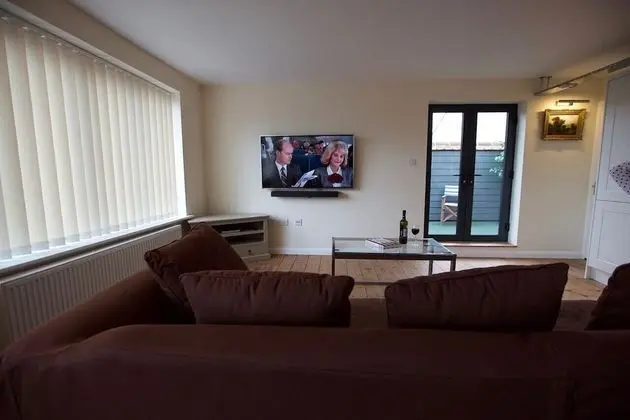 Spacious Serviced Apartment with Roof Top Terrace Near The Waterfront, Ipswich