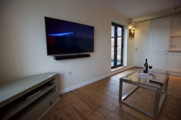 Spacious Serviced Apartment with Roof Top Terrace Near The Waterfront, Ipswich