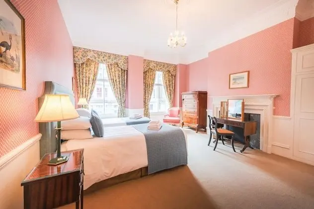 Apartment 4 Bedrooms, 3 Bathrooms