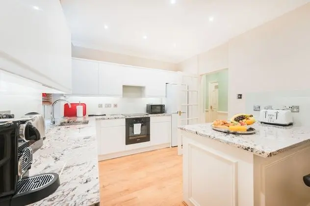Apartment 4 Bedrooms, 3 Bathrooms