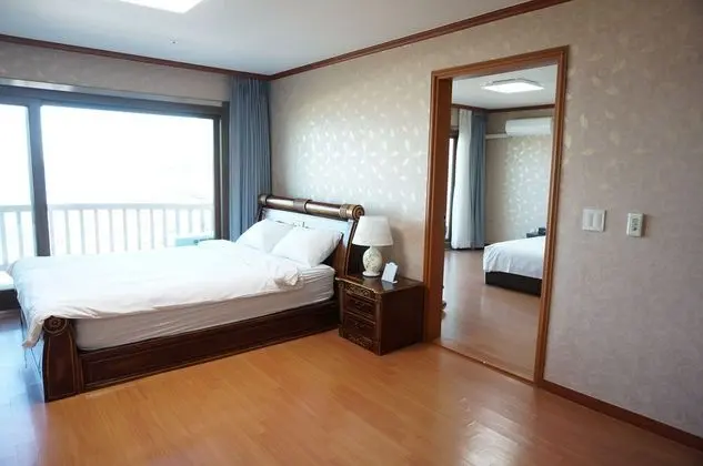 23py B (2 bed rooms and 1 bathroom)
