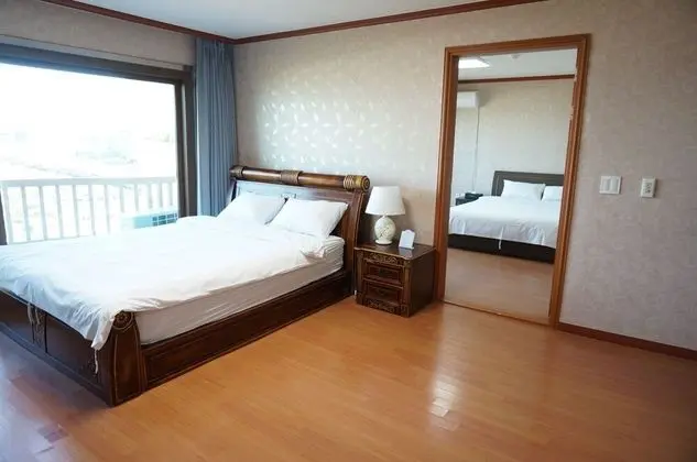 23py B (2 bed rooms and 1 bathroom)