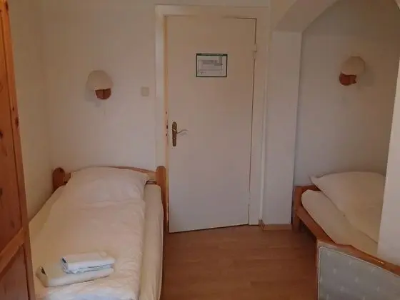 Tek Büyük veya İki Ayrı Yataklı Oda, Ortak Banyo