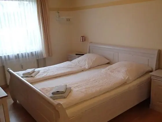 Tek Büyük veya İki Ayrı Yataklı Oda, Ortak Banyo