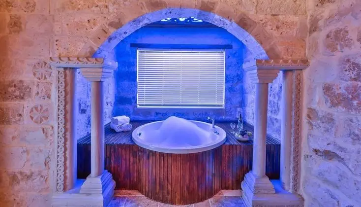 Jakuzili ve Şömineli King Suite Oda, Bahçe Manzaralı, Küvetli veya Jakuzili