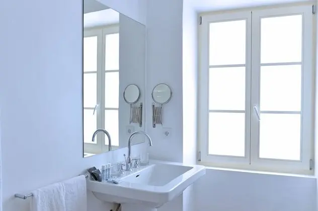 Noble Suite