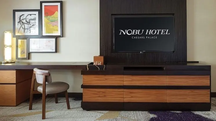 Nobu Deluxe King, Non-Smoking, Mobility Tub